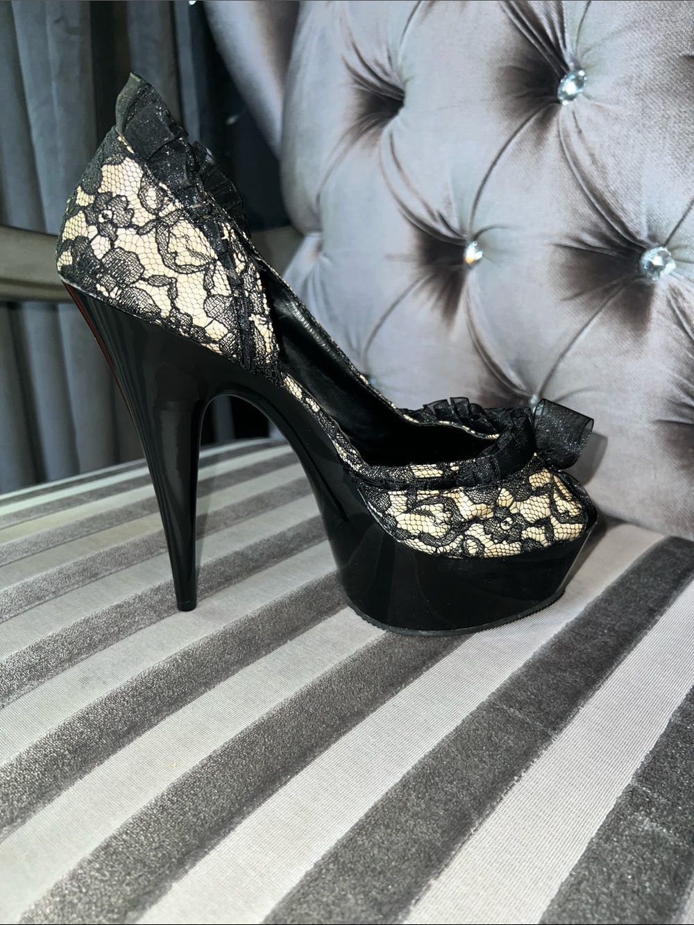 👠 VINTAGE Pleaser Lovers Lane Lace Bow Platform Heels sz 11 🖤 - Picture 5 of 9